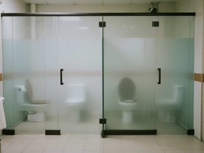 Tukang Pemasangan Partisi Toilet Kaca (Tempered & Laminated) Profesional dan Berkualitas